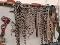 Divers richtbank en carrosserie-reparatiegereedschap op wandbord - afbeelding 16 van  19