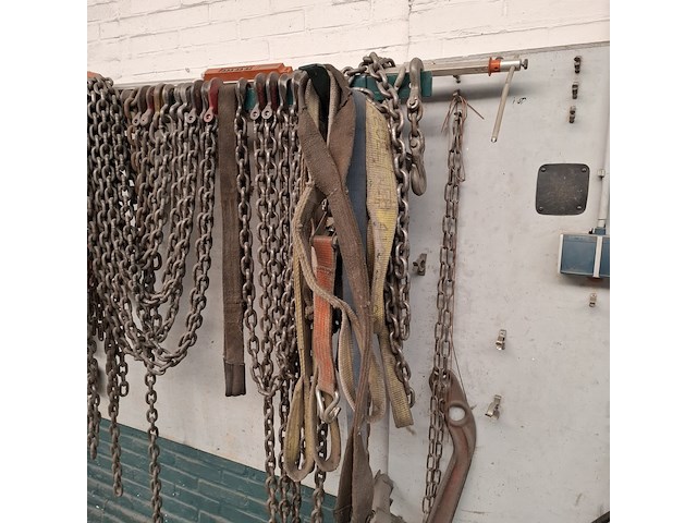 Divers richtbank en carrosserie-reparatiegereedschap op wandbord - afbeelding 17 van  19