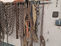 Divers richtbank en carrosserie-reparatiegereedschap op wandbord - afbeelding 17 van  19