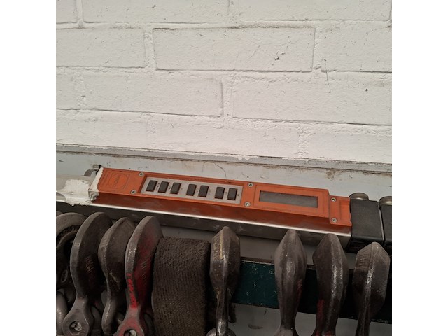 Divers richtbank en carrosserie-reparatiegereedschap op wandbord - afbeelding 18 van  19