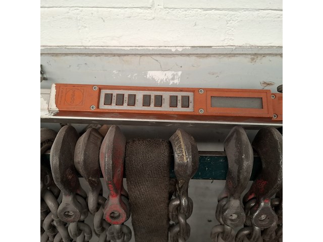 Divers richtbank en carrosserie-reparatiegereedschap op wandbord - afbeelding 19 van  19