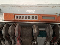 Divers richtbank en carrosserie-reparatiegereedschap op wandbord - afbeelding 19 van  19