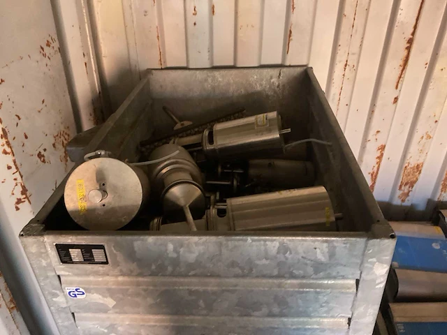 Divers rvs materiaal - afbeelding 6 van  8
