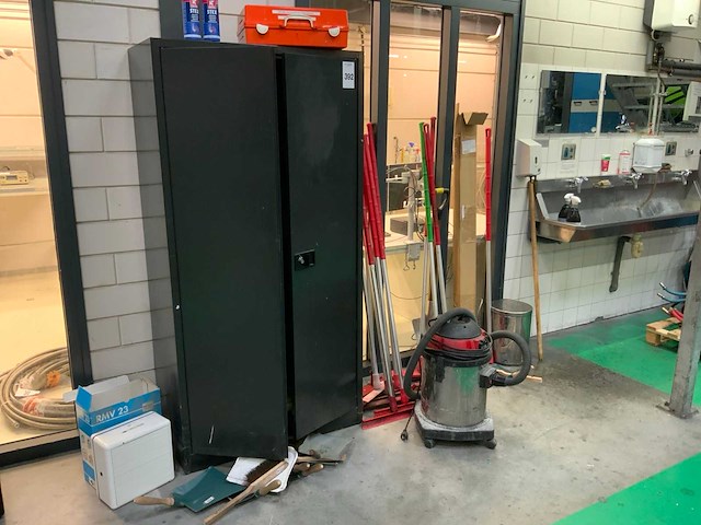 Divers schoonmaakgerei en voorraadkast - afbeelding 1 van  7