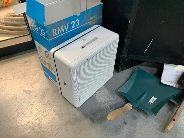 Divers schoonmaakgerei en voorraadkast - afbeelding 2 van  7