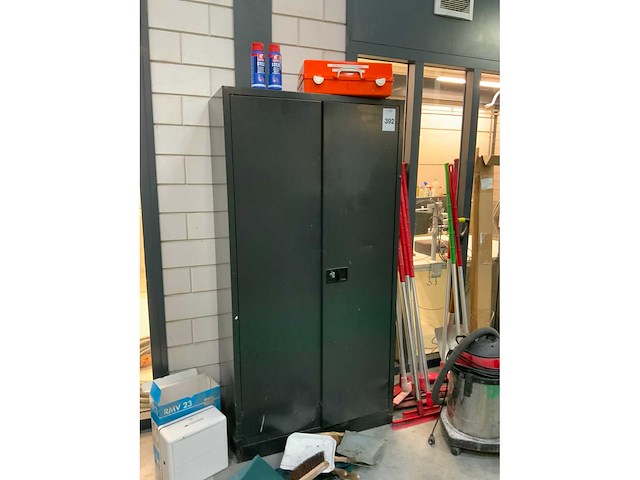 Divers schoonmaakgerei en voorraadkast - afbeelding 3 van  7