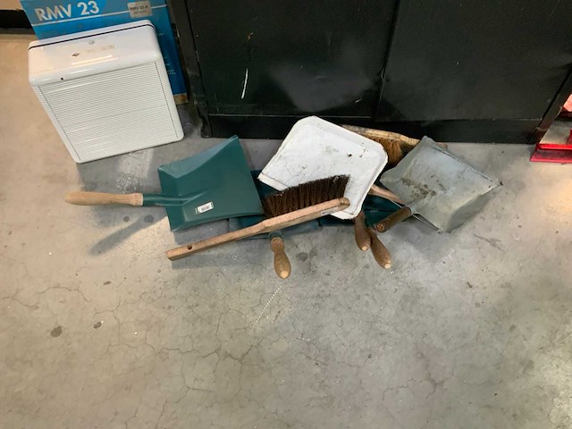 Divers schoonmaakgerei en voorraadkast - afbeelding 4 van  7