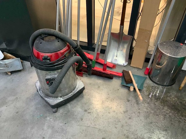 Divers schoonmaakgerei en voorraadkast - afbeelding 5 van  7