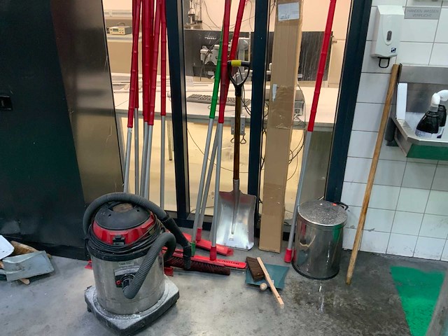 Divers schoonmaakgerei en voorraadkast - afbeelding 6 van  7