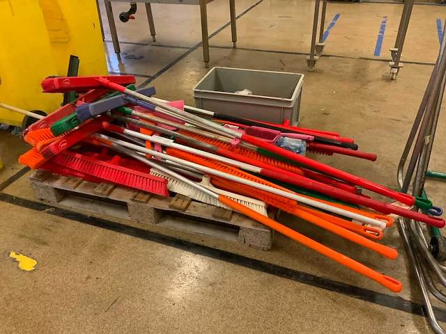 Divers schoonmaakgerei - afbeelding 1 van  5