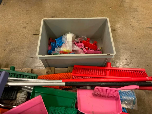 Divers schoonmaakgerei - afbeelding 4 van  5