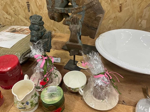 Divers servies en decoratie - afbeelding 5 van  7