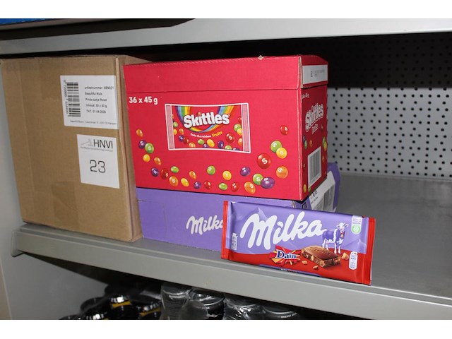 Divers snoepgoed w.o. nootjes, skittles en chocolade repen milka. tht 02-04-2026. - afbeelding 2 van  2