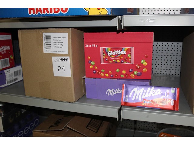 Divers snoepgoed w.o. nootjes, skittles en chocolade repen milka. tht 02-04-2026. - afbeelding 1 van  1