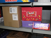 Divers snoepgoed w.o. nootjes, skittles en chocolade repen milka. tht 02-04-2026.