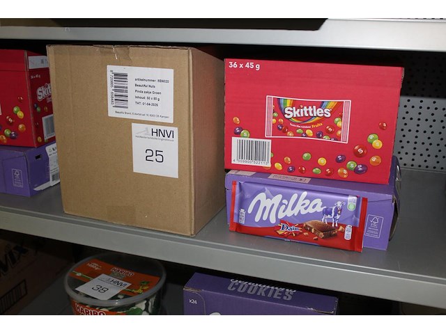 Divers snoepgoed w.o. nootjes, skittles en chocolade repen milka. tht 02-04-2026. - afbeelding 1 van  1