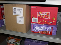 Divers snoepgoed w.o. nootjes, skittles en chocolade repen milka. tht 02-04-2026.