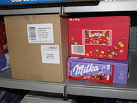 Divers snoepgoed w.o. nootjes, skittles en chocolade repen milka. tht 02-04-2026.