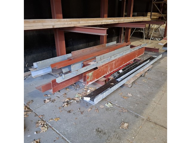 Divers staalwerk - afbeelding 1 van  12