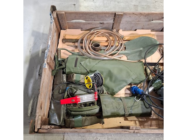 Divers tuingereedschap en bedrijfsmiddelen - afbeelding 2 van  11