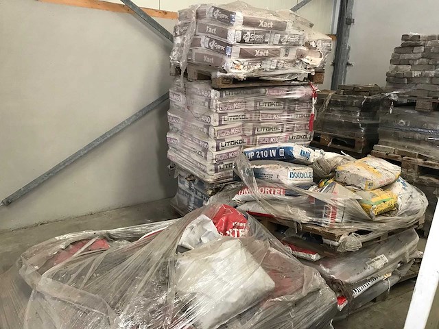 Diverse - cement - 5 pallets met zakken cement en beton - afbeelding 1 van  5