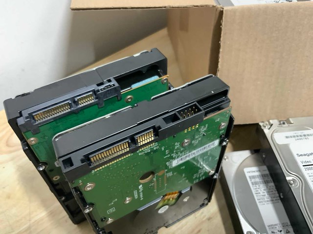 Diverse 3,5” sata 2tb interne hardeschijf (20x) - afbeelding 2 van  3