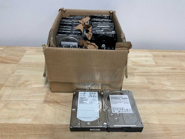 Diverse 3,5’’ sata/sas interne hdd 2000 (29x) - afbeelding 1 van  2