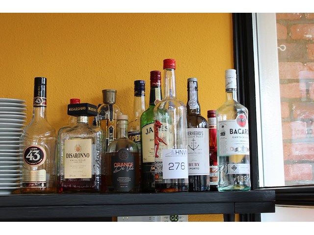 Diverse aangebroken sterke dranken w.o. barcardi, tia maria en aperol. - afbeelding 1 van  2