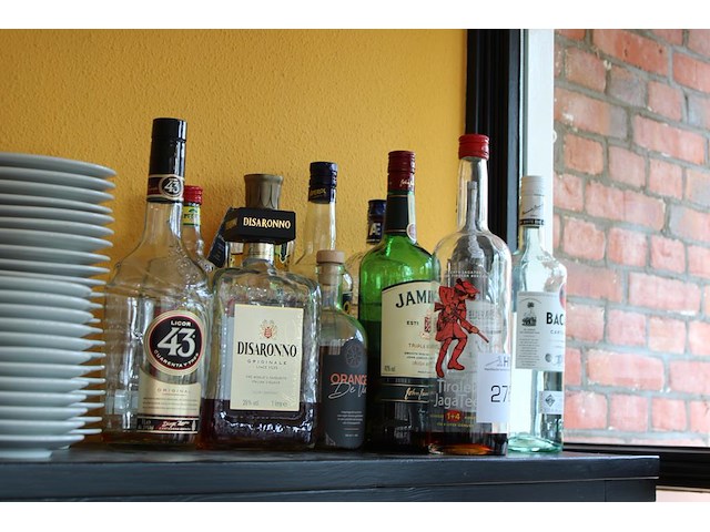 Diverse aangebroken sterke dranken w.o. barcardi, tia maria en aperol. - afbeelding 2 van  2