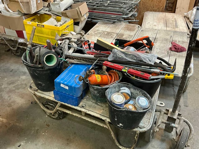 Diverse aannemersmaterialen - afbeelding 1 van  7