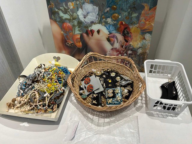 Diverse accessoires, kettingen en riemen - afbeelding 2 van  2