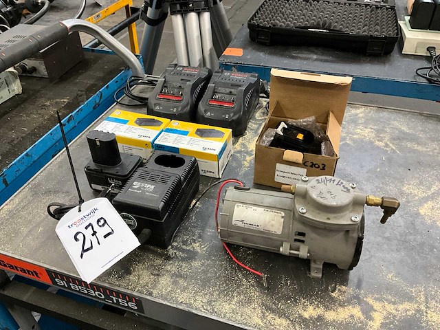 Diverse accu’s / acculader / mini compressor - afbeelding 1 van  6
