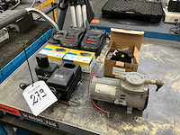 Diverse accu’s / acculader / mini compressor - afbeelding 1 van  6