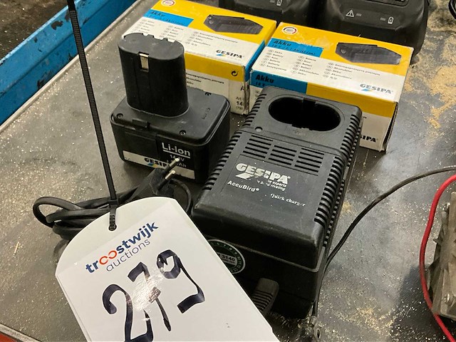 Diverse accu’s / acculader / mini compressor - afbeelding 4 van  6