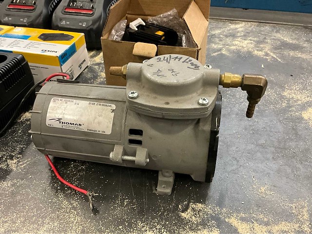 Diverse accu’s / acculader / mini compressor - afbeelding 5 van  6