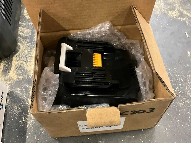 Diverse accu’s / acculader / mini compressor - afbeelding 6 van  6