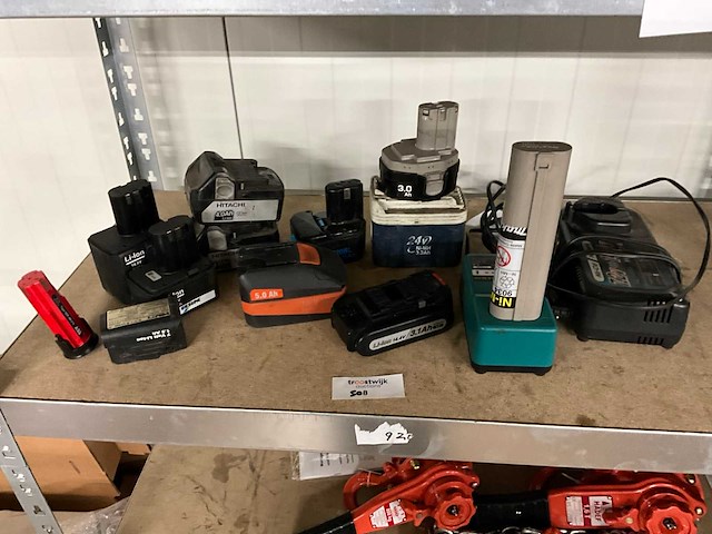 Diverse accu's en laders - afbeelding 1 van  4