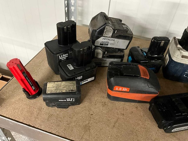 Diverse accu's en laders - afbeelding 2 van  4