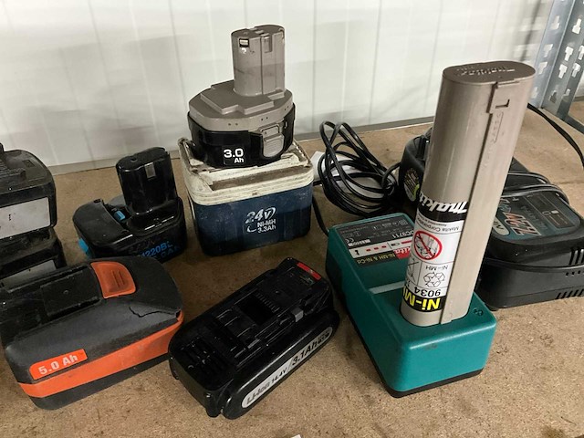 Diverse accu's en laders - afbeelding 3 van  4