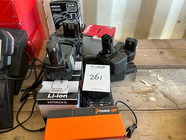 Diverse accu’s en opladers - afbeelding 2 van  2