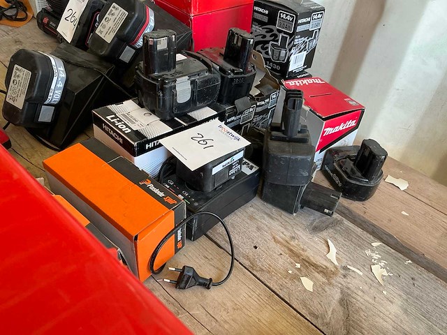 Diverse accu’s en opladers - afbeelding 1 van  2