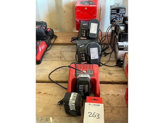 Diverse accu’s en opladers - afbeelding 2 van  2