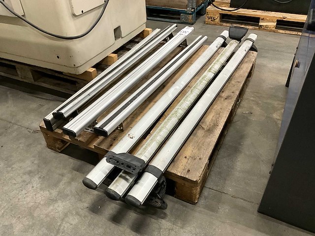 Diverse aluminium dakrails - afbeelding 1 van  2