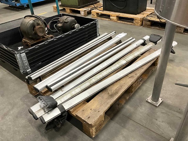 Diverse aluminium dakrails - afbeelding 3 van  4