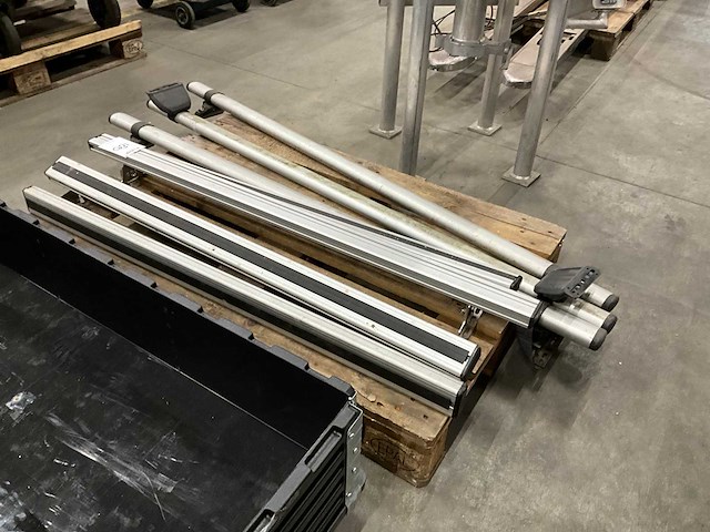 Diverse aluminium dakrails - afbeelding 4 van  4