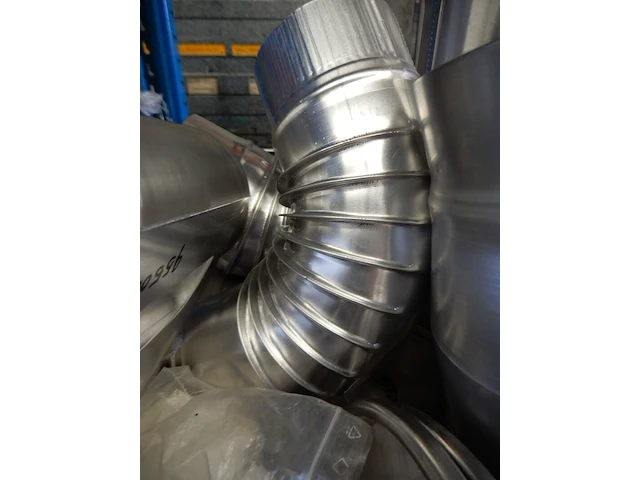 Diverse aluminium hulpstukken in draadmand, burgerhout, aluminium - afbeelding 2 van  6