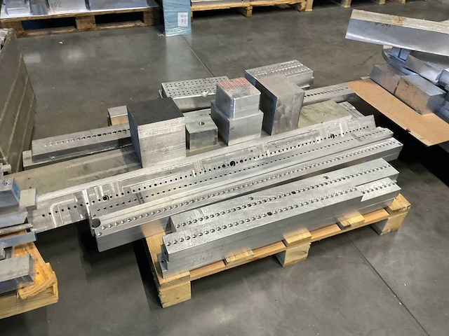 Diverse aluminium restanten - afbeelding 12 van  12