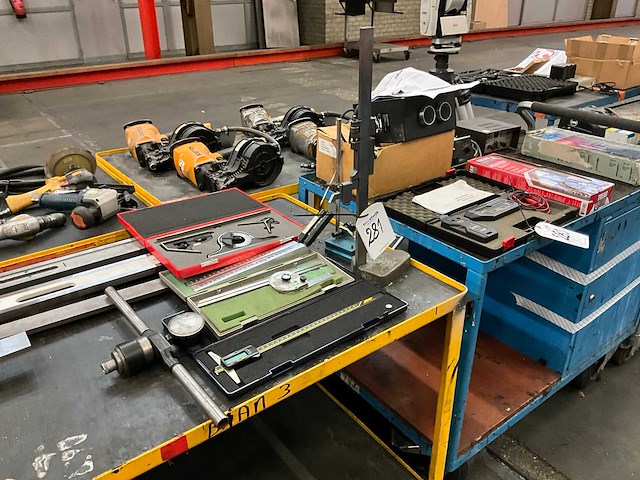 Diverse analoge meettoestellen - afbeelding 1 van  8