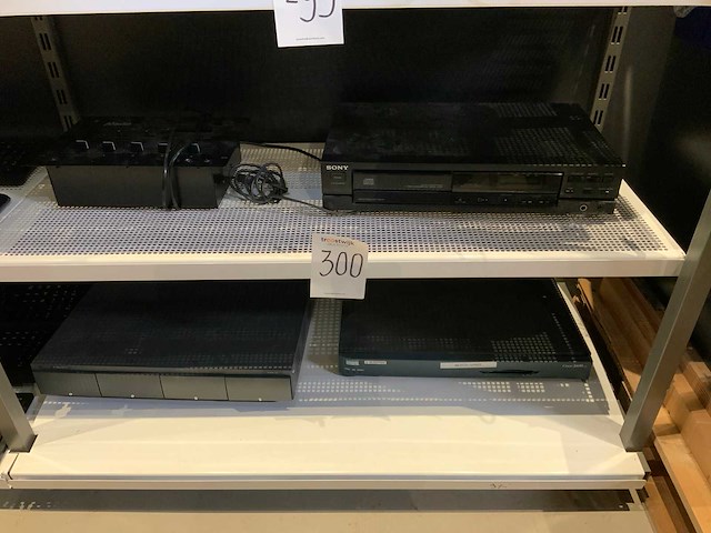 Diverse apparatuur (4x) - afbeelding 1 van  5