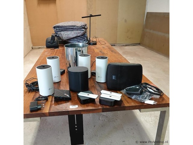 Diverse apparatuur en buitenboxen in verhuisdoos - afbeelding 1 van  5